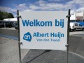 Welkomstbord van aluminium buizen bij Albert Heijn